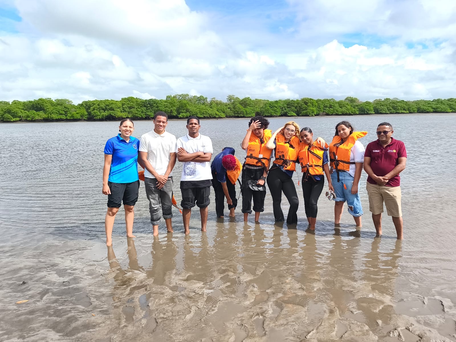Estudantes da Escola Estadual Irineu Pinto participam de excursão pelo Rio Sanhauá